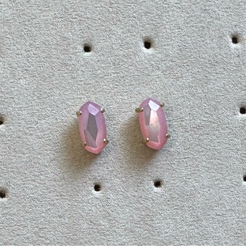 Kendra Scott Gold Betty earrings in pink mother of pearl